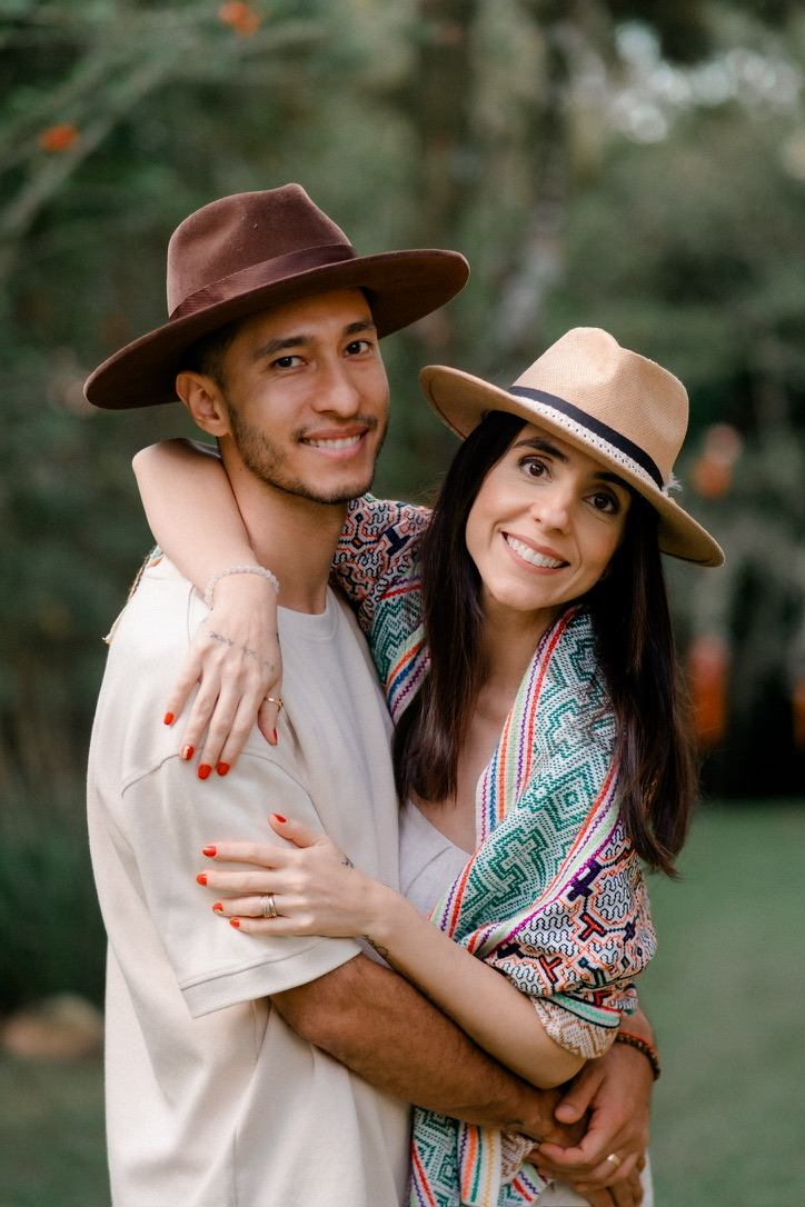 Casal abraçado em momento de reconexão — Desafio Restauração da Família